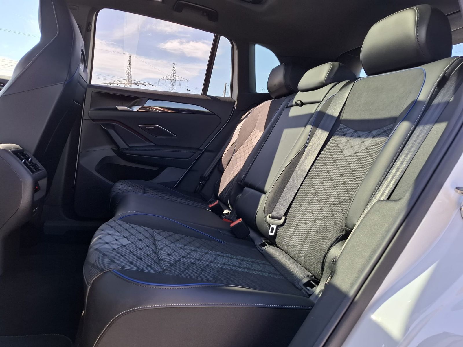 Fahrzeugabbildung Volkswagen Tiguan 2.0 TDI 4M R-Line BLACK*PAN*HK*AHK*MATRIX