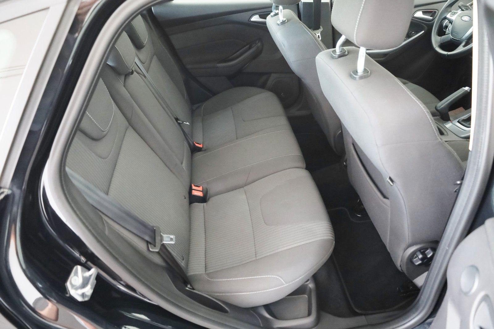 Fahrzeugabbildung Ford Focus Lim. Titanium Easy-Driver-Paket,Allwetter