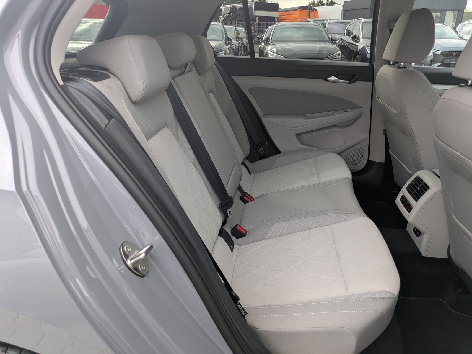 Fahrzeugabbildung Volkswagen Golf 2.0 TDI Life STHZ*LED*MASSAGE*MEMORY*APP