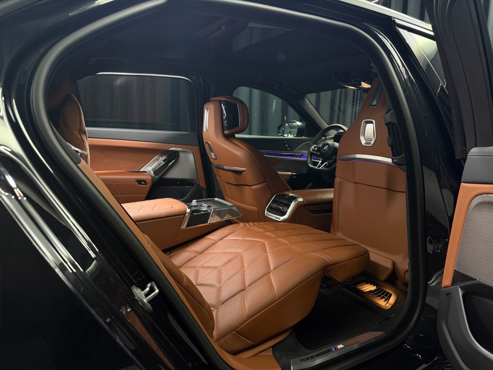 Fahrzeugabbildung BMW 750e xDrive M Sport Pro|TV|B&W|MASSAGE|SKY-LOUNG