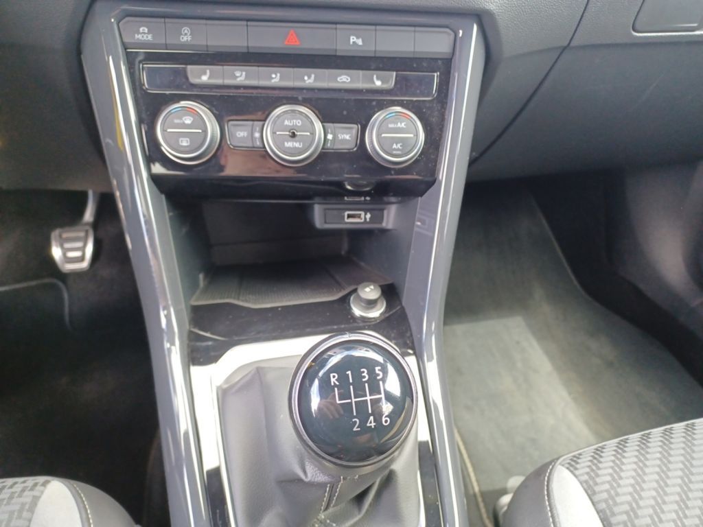 Fahrzeugabbildung Volkswagen T-Roc 1.5 TSI Sport R-Line LED Navi, ACC