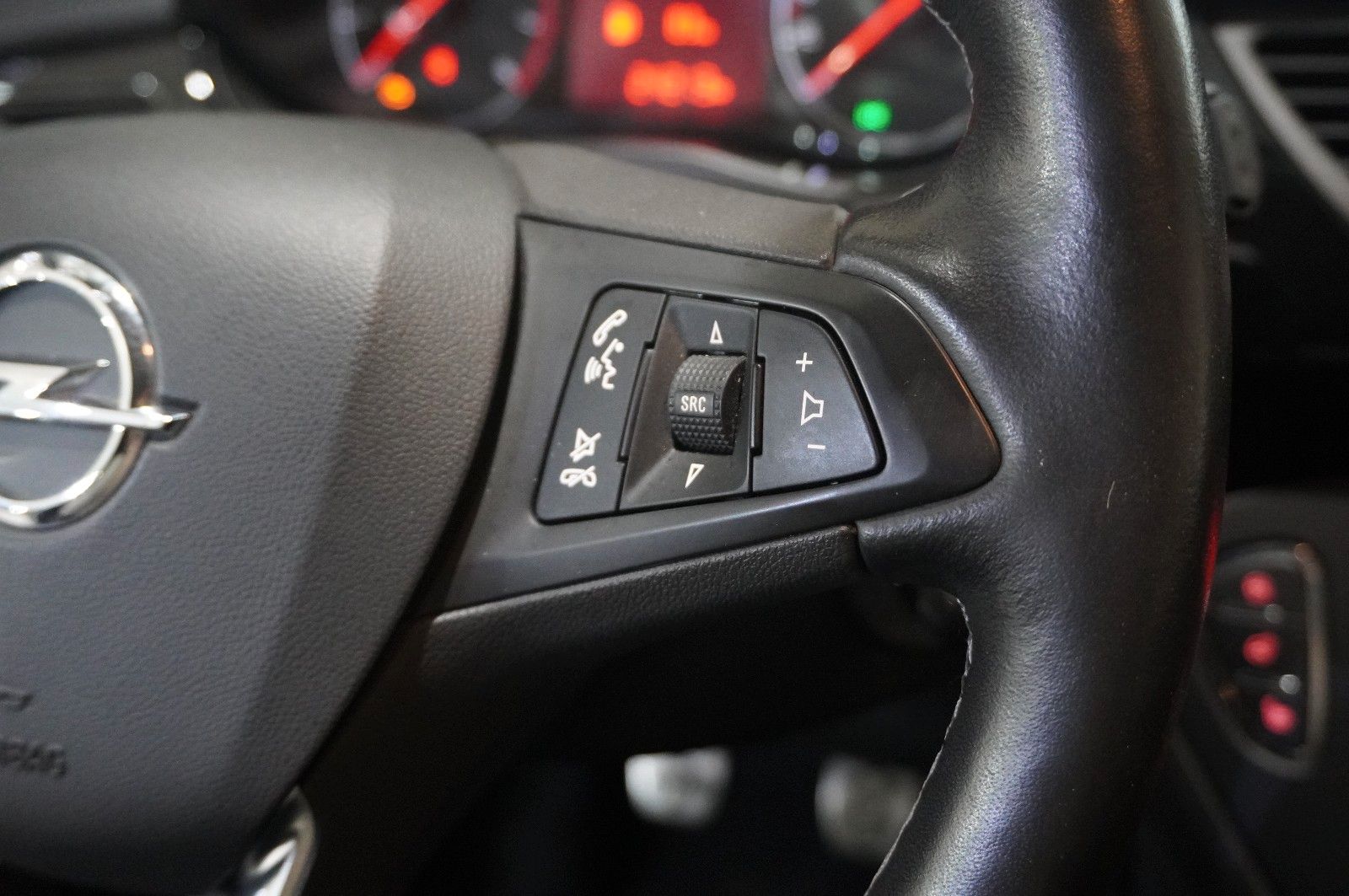 Fahrzeugabbildung Opel Corsa E 1.4 COLOR EDITION SPORT/SHZ/PDC/TEMP.