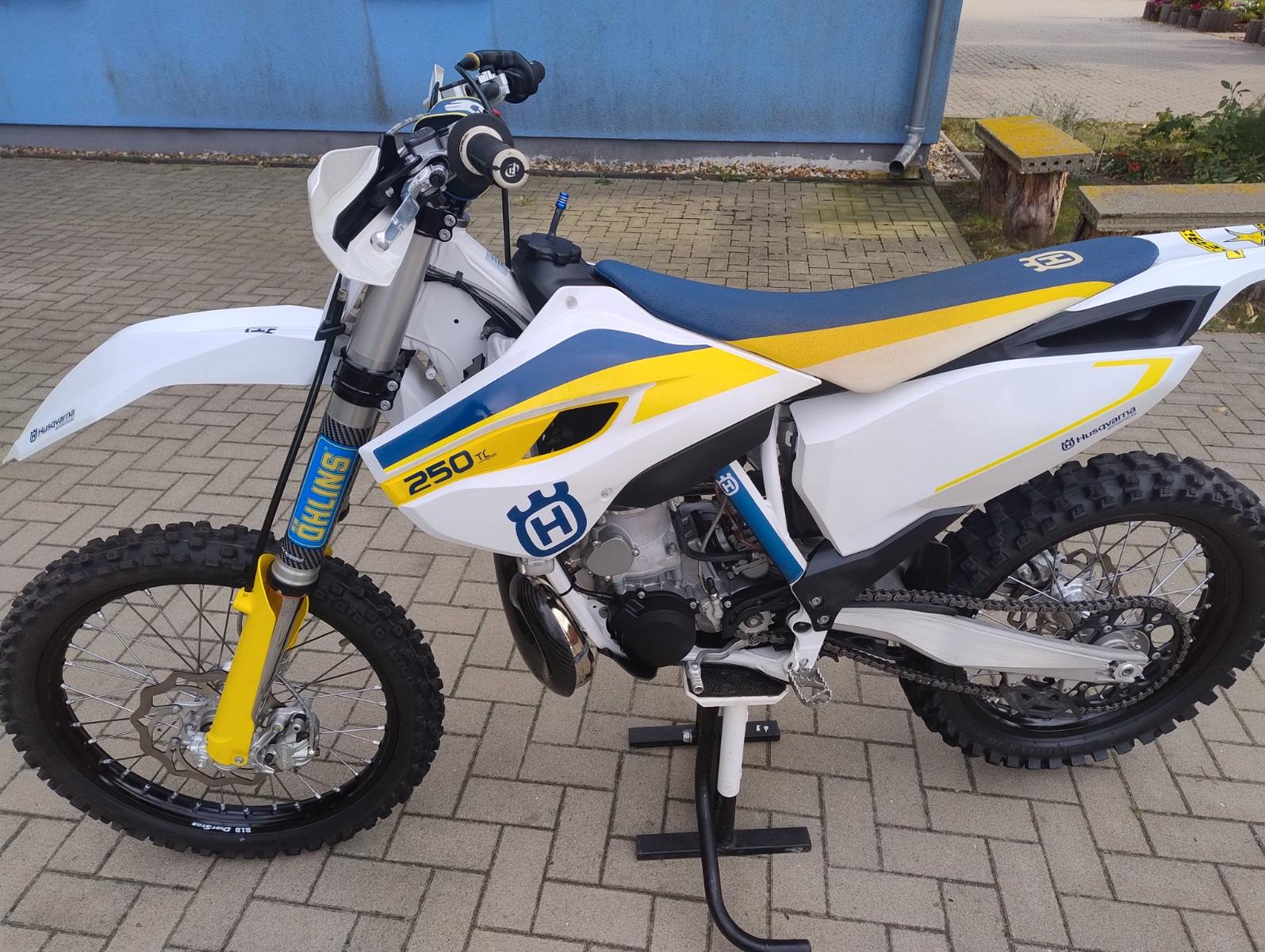 Husqvarna  2015 — вигляд ззаду