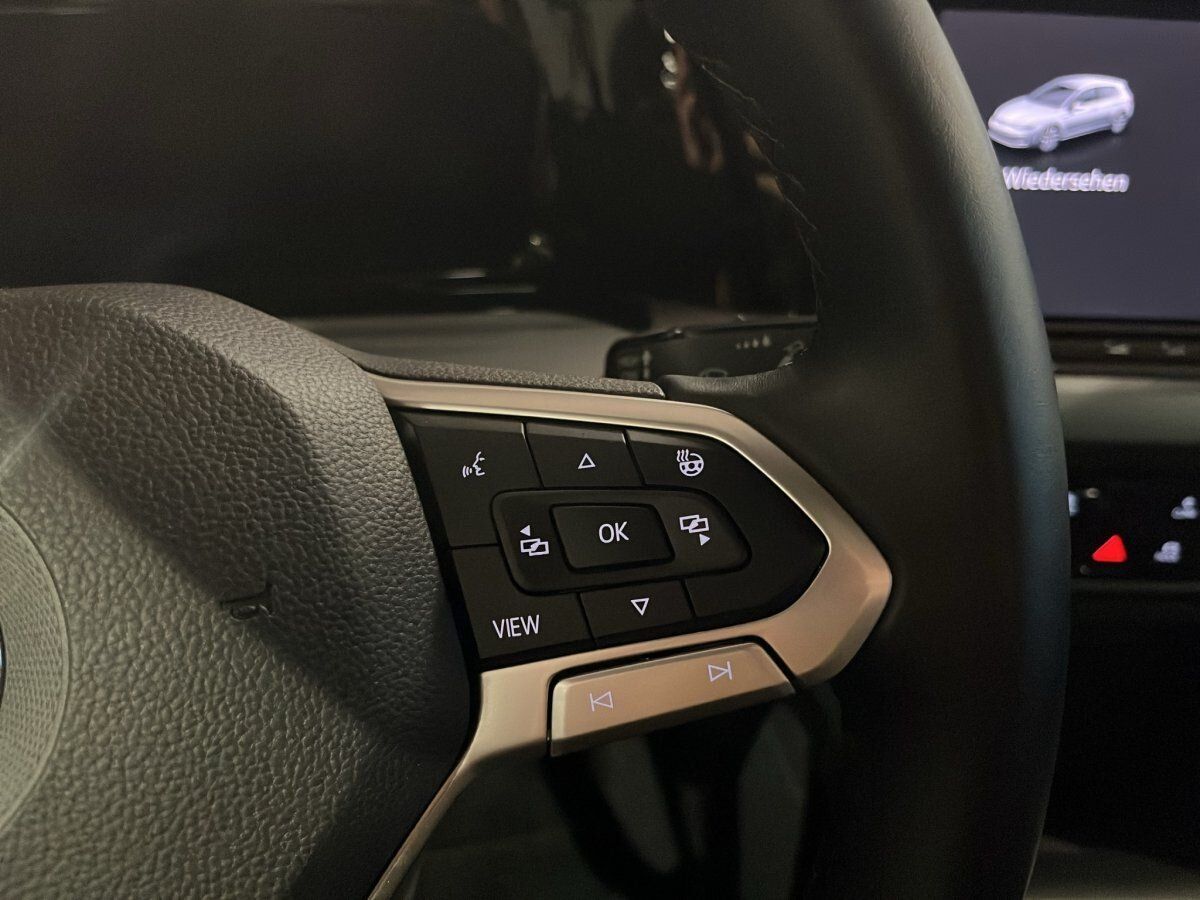 Fahrzeugabbildung Volkswagen Golf Active 1.5 TSI 6-Gang IQ.Light Navi Pano