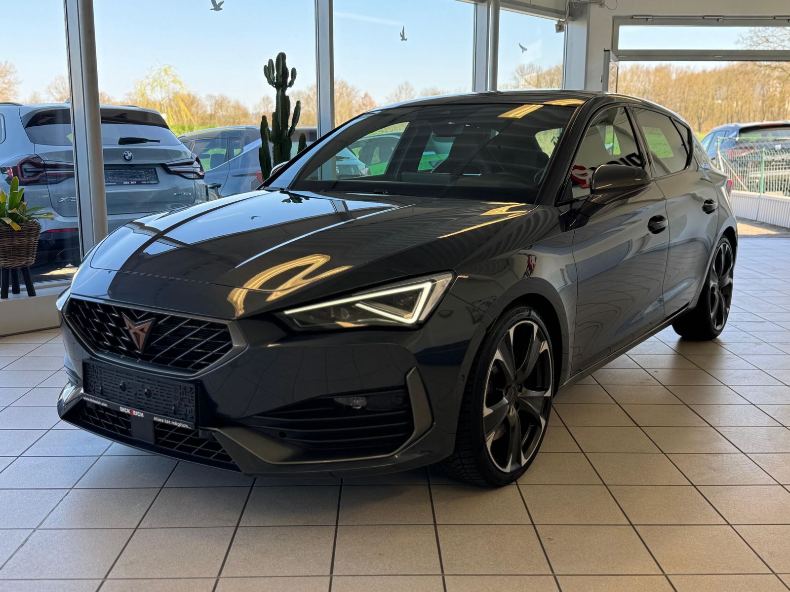 Fahrzeugabbildung CUPRA Leon VZ 2.0 TSI Pano Assist-XL Matrix Full-Link