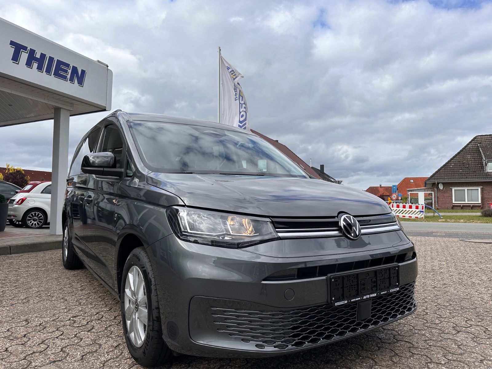 Fahrzeugabbildung Volkswagen Caddy Maxi Kombi 1.5 TSI Life DSG AHK/ACC/APP
