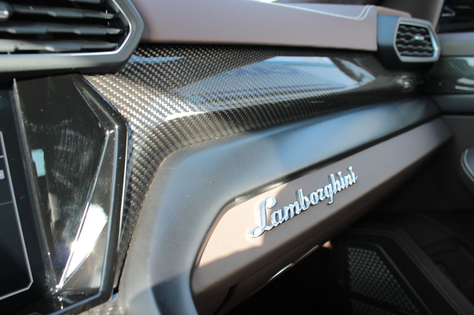 Fahrzeugabbildung Lamborghini Urus *1. Hand* *B&O Sound* *Carbon* *Q-citura*