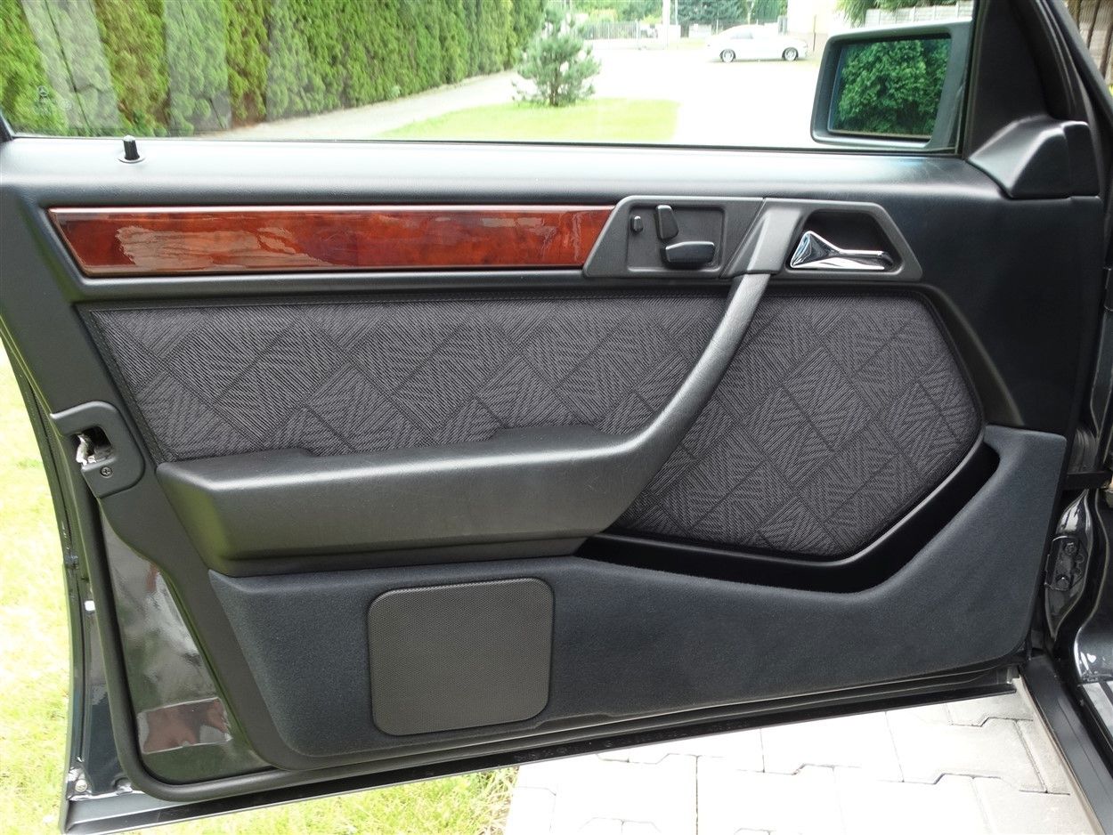 Fahrzeugabbildung Mercedes-Benz E 320 Kombi/Ausnahmezustand/7 Sitze/Klima