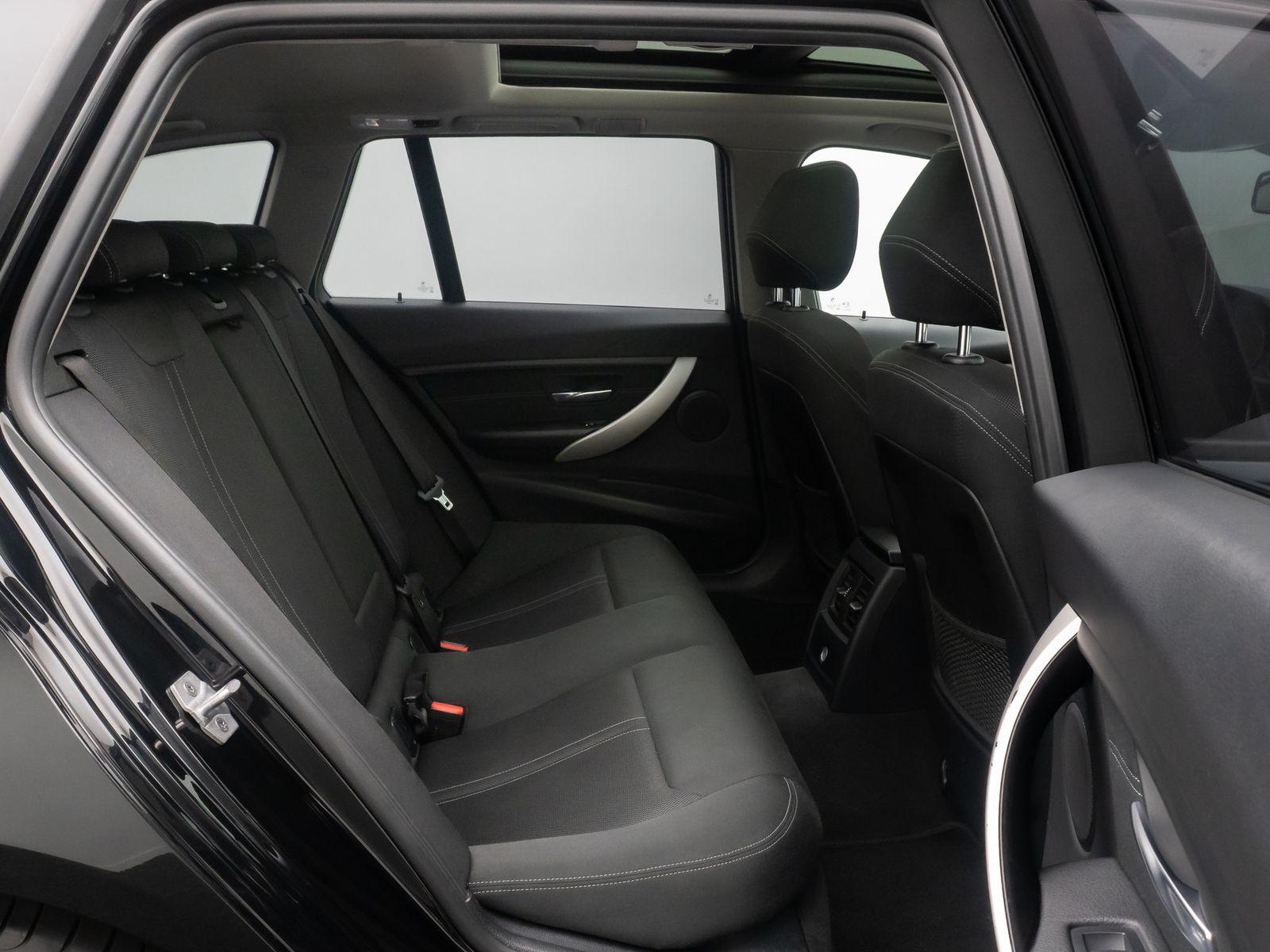 Fahrzeugabbildung BMW 320d GeschwindigReg PDC Panorama LED Sportsitz