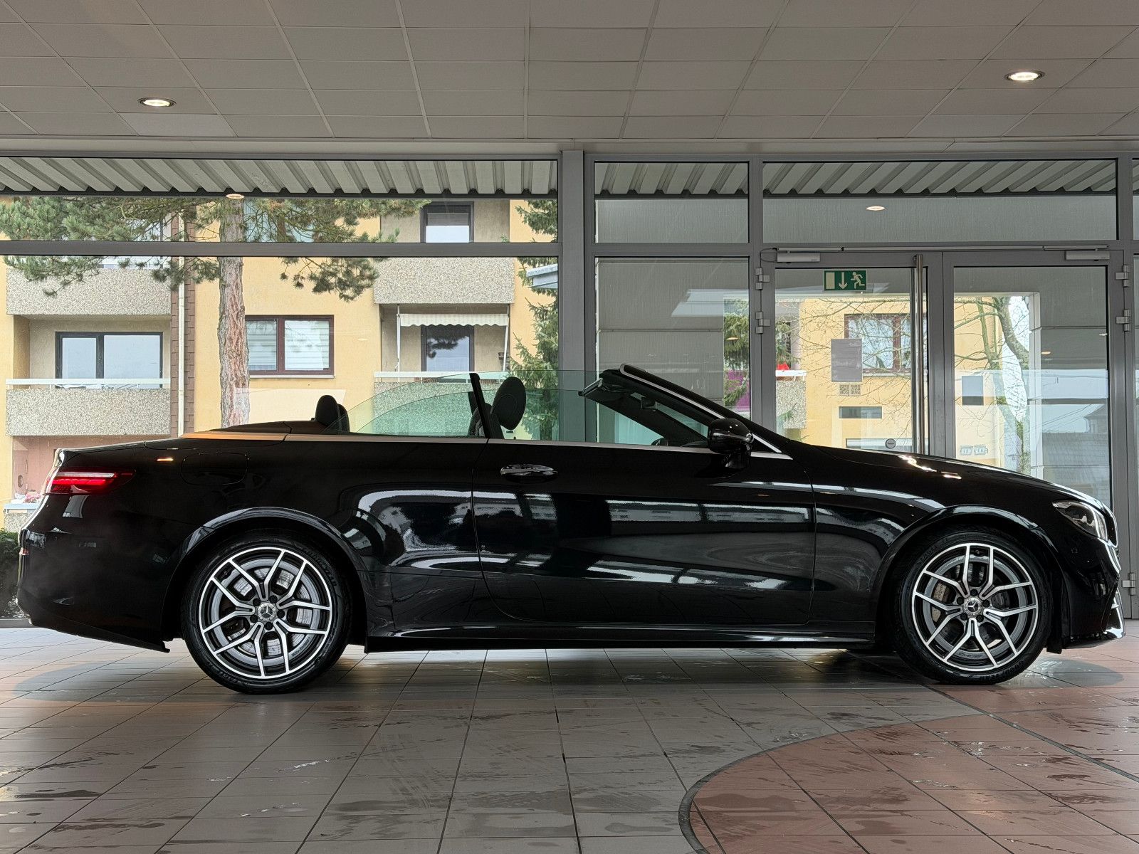 Fahrzeugabbildung Mercedes-Benz E 450 Cabrio AMG/BURMESTER/HUD/AMBIENTE/MASSAGE/