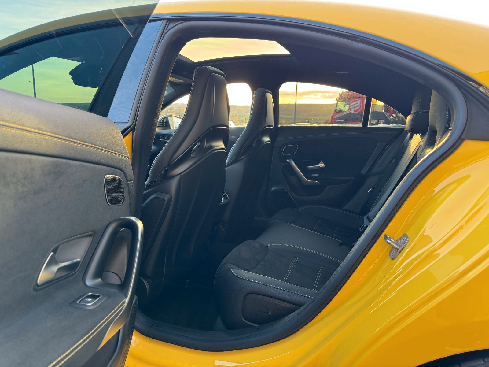 Fahrzeugabbildung Mercedes-Benz CLA 45 AMG+Aerodynamic+Pano+Burm+Multikontur+