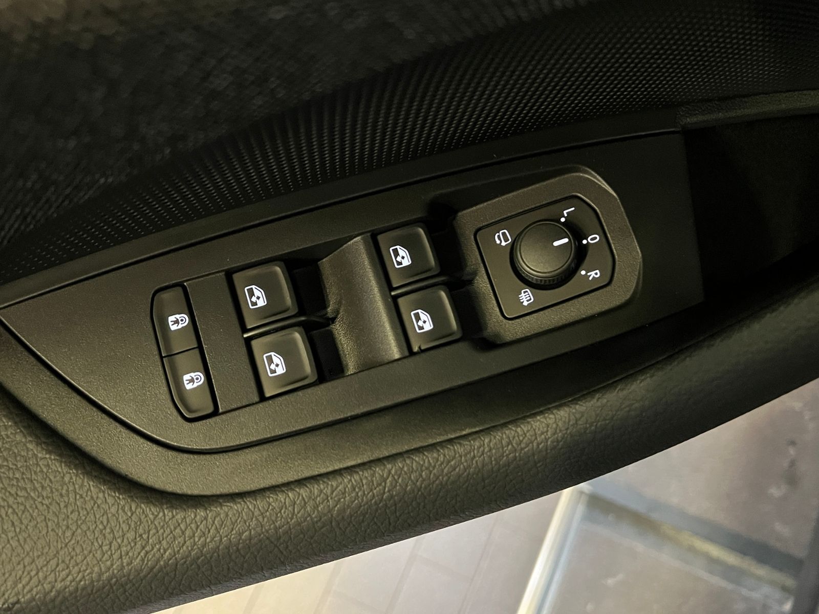 Fahrzeugabbildung SKODA Kodiaq Selection 2.0 TDI DSG *AHK, 7 Sitze, Pano