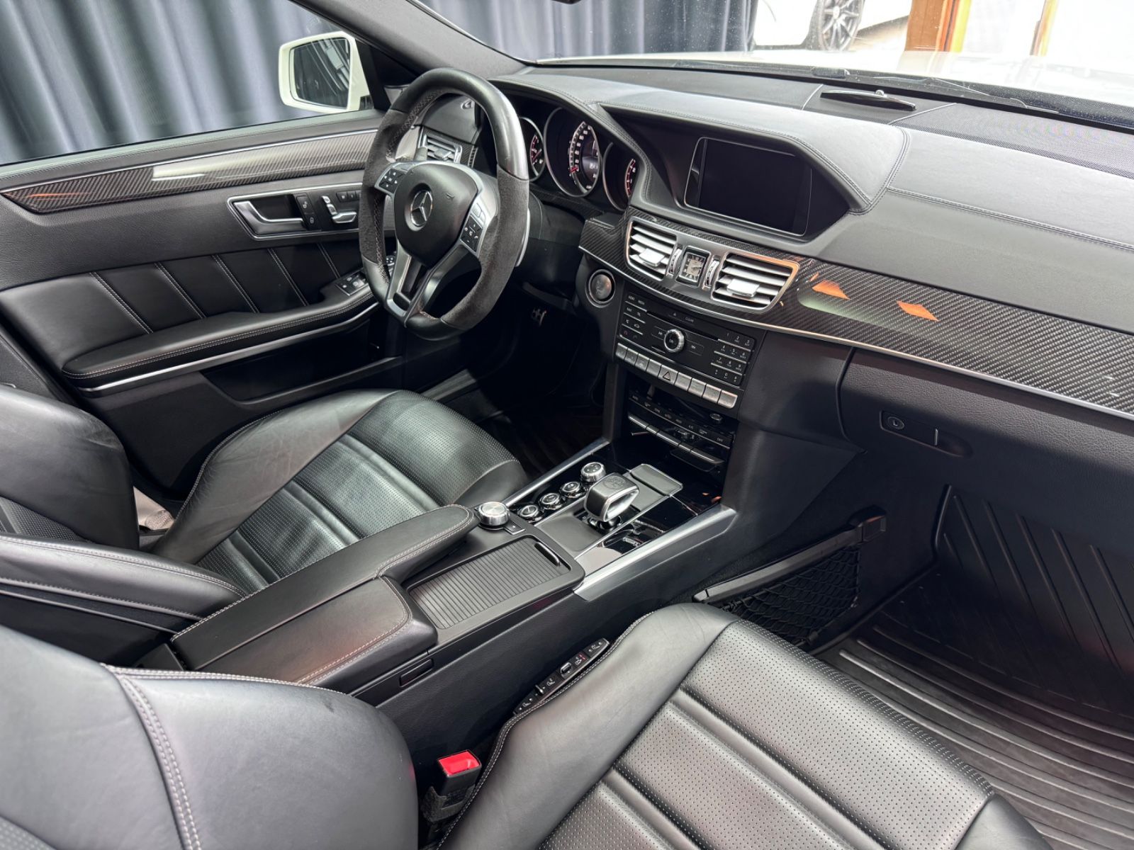 Fahrzeugabbildung Mercedes-Benz E 63 AMG S 4Matic*KERAMIK*B/O*MASSAGE*PANO*VOLL