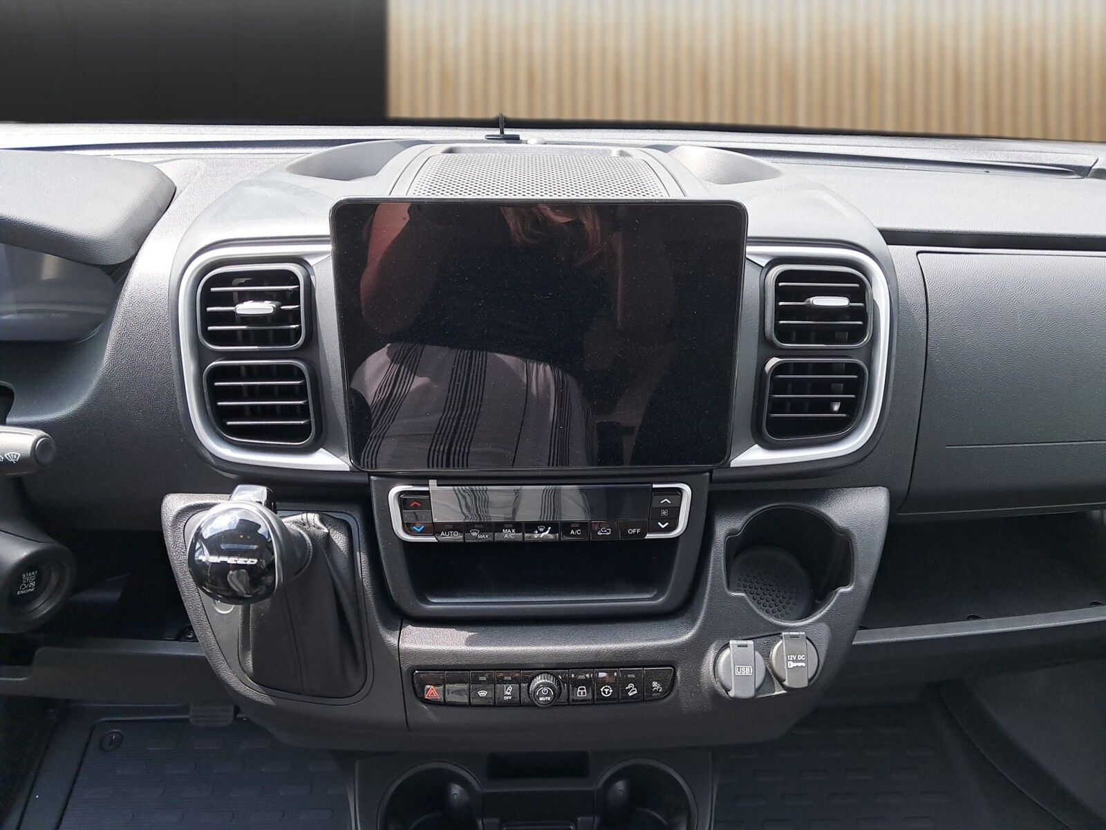 Fahrzeugabbildung Westfalia Columbus 640 E 180 PS Automatik 4.25 t Skyview