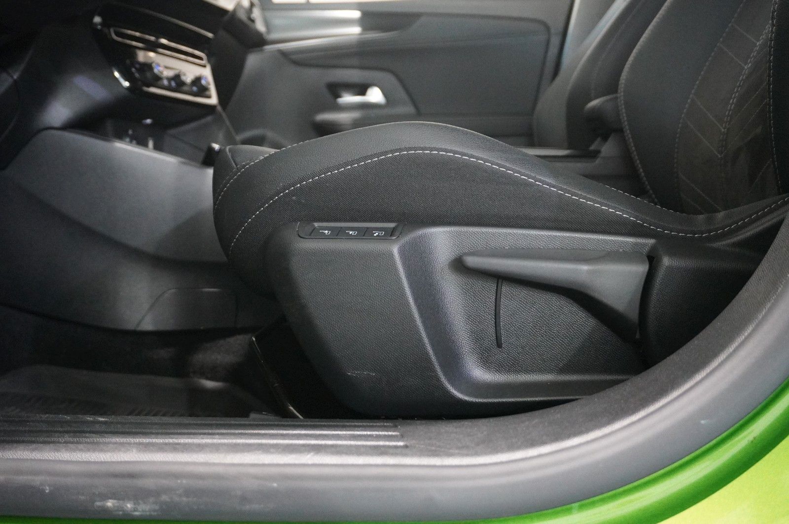 Fahrzeugabbildung Opel Mokka 1.2T ULTIMATE NAVI/LED/KAMERA/SPORT/DAB+