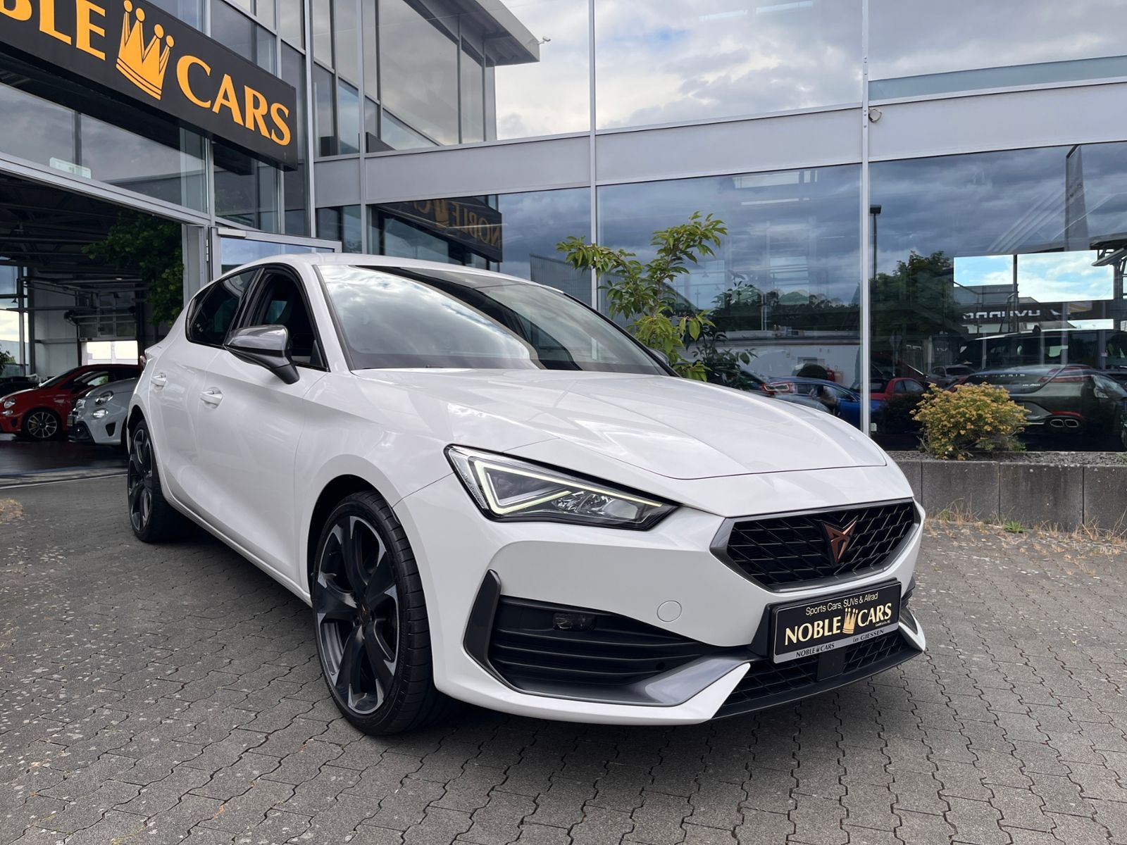 Fahrzeugabbildung CUPRA Leon VZ e-Hybrid LED ACC NAV RFK SHZ 19"