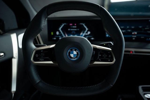 Fahrzeugabbildung BMW iX M60 M-Bremse Laser-Licht Surround Sound AHK