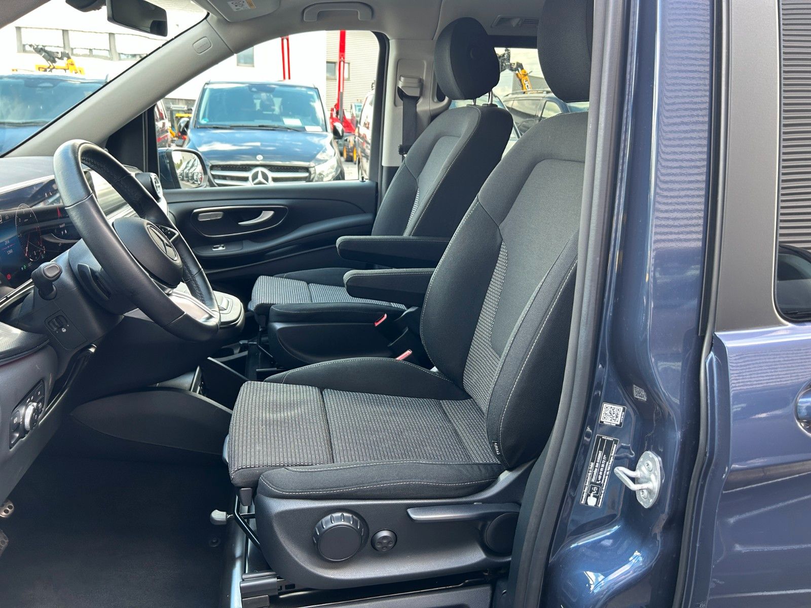 Fahrzeugabbildung Mercedes-Benz V 300 d STYLE DISTRONIC Stdheiz AHK2,5to 360