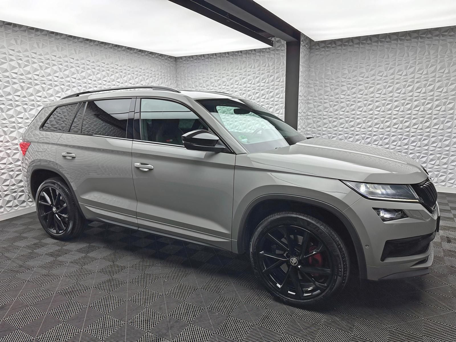 Fahrzeugabbildung SKODA KODIAQ RS TDI 4X4/7-SITZE/PANO/STDHZ/AHK/ACC/360