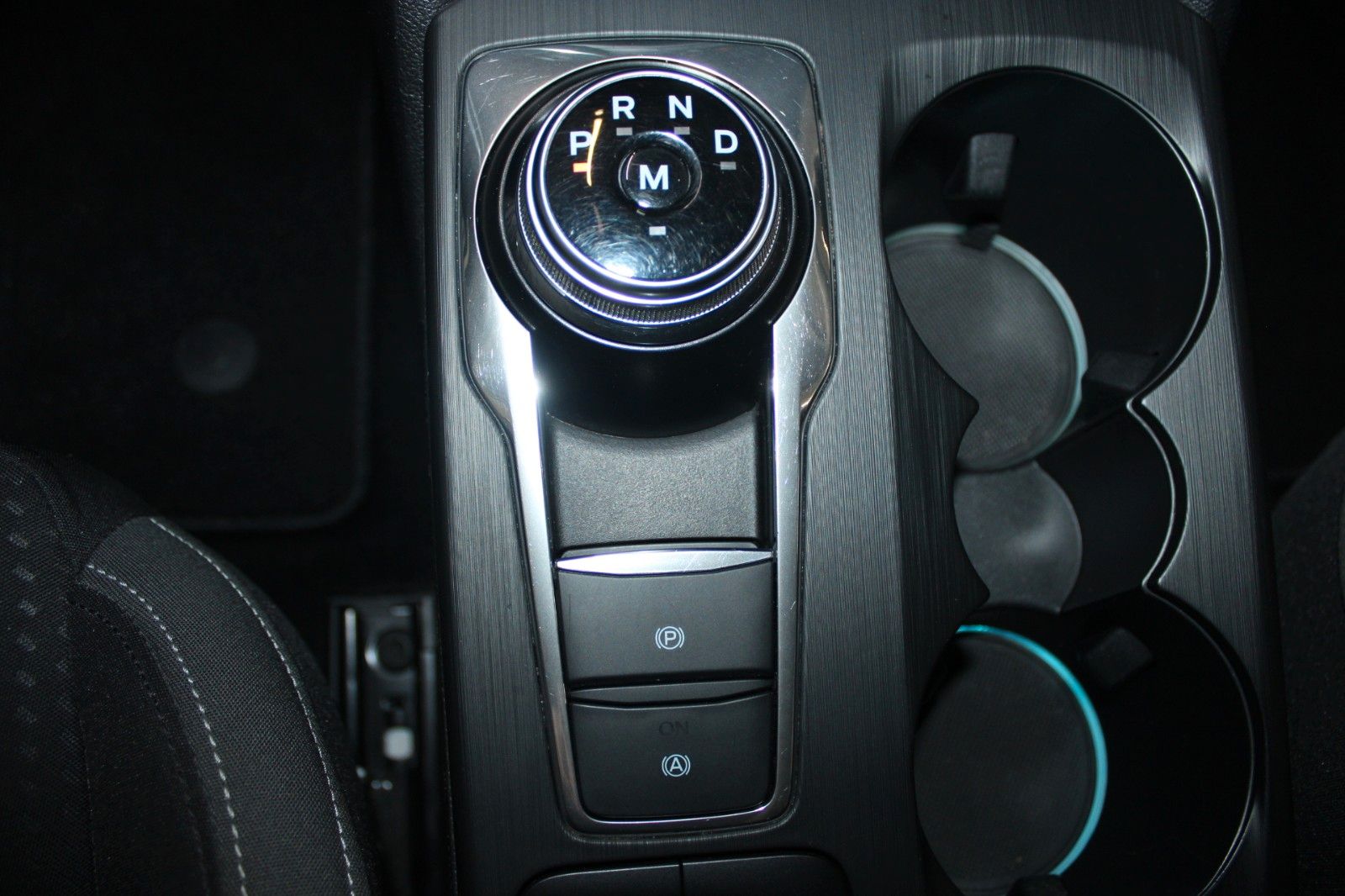 Fahrzeugabbildung Ford Focus Cool & Connect Automatik + AHK ACC WinterP