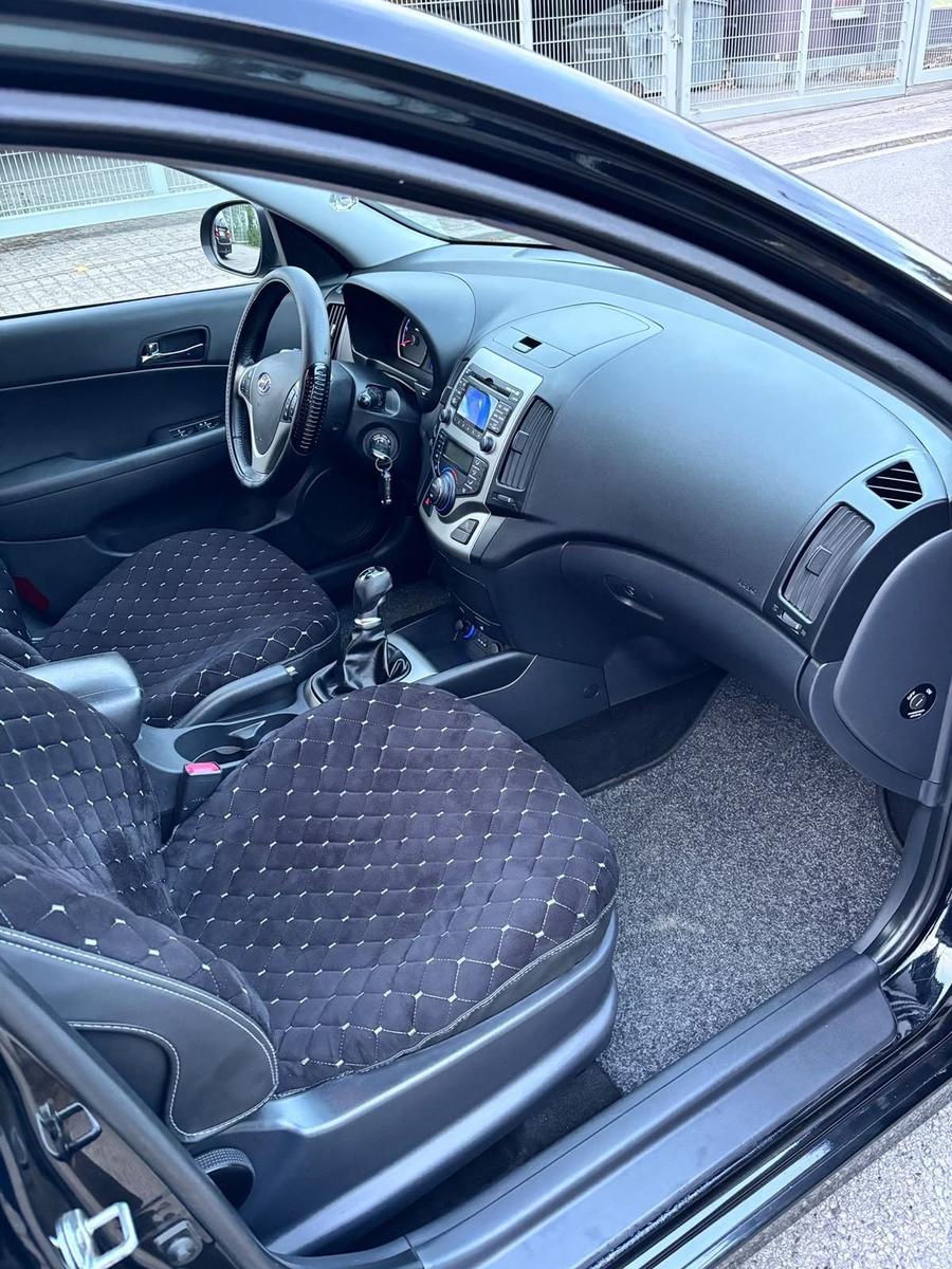 Hyundai i30 2011 — photo 13