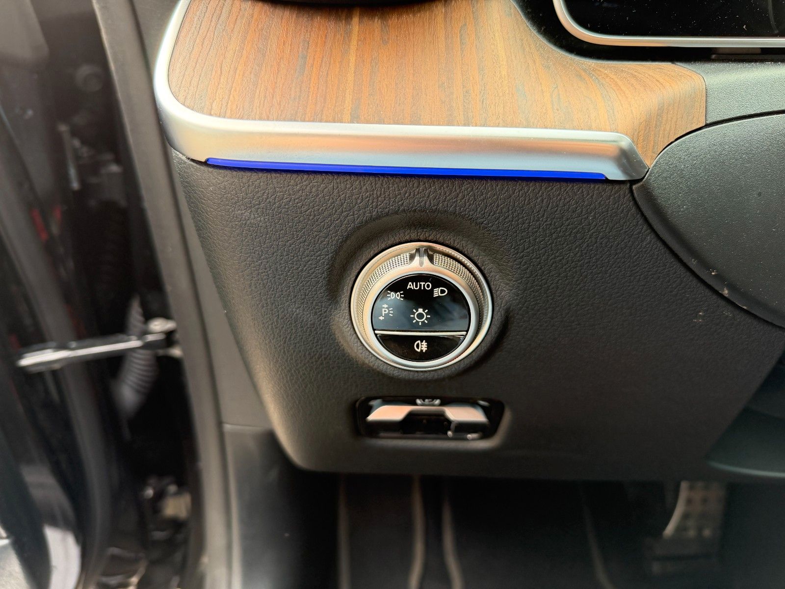 Fahrzeugabbildung Mercedes-Benz CLE 300 e AMG Premium Distr+Pano+360°+Digital