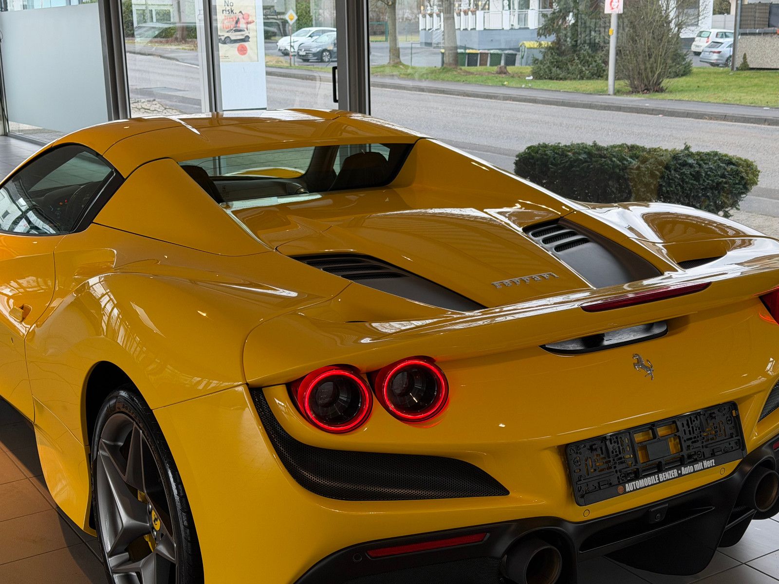 Fahrzeugabbildung Ferrari F8 Spider /LIFT/KAMERA/CARBON-LED-LENK./MEMORY