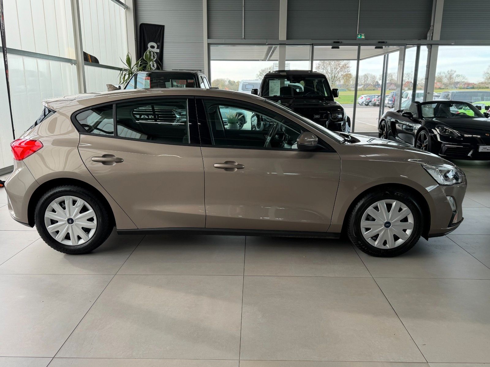 Fahrzeugabbildung Ford Focus Limousine 1.0 Trend  "Winter-Paket  Klima"