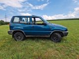 Nissan Terrano 2.4 - - Nissan Terrano mit Benzin-Antrieb