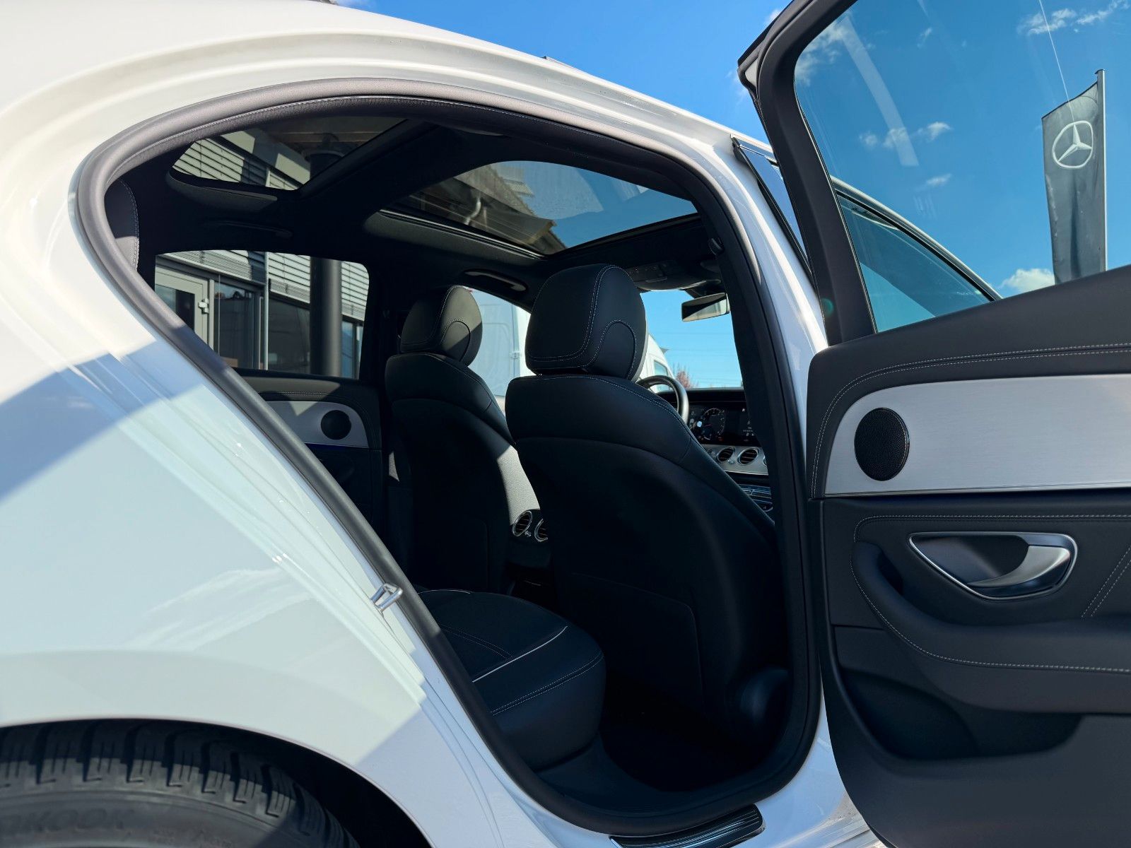 Fahrzeugabbildung Mercedes-Benz E 63 AMG S+DISTR+360°+AIRMAT+DRIVERS+NIGHT+PANO+