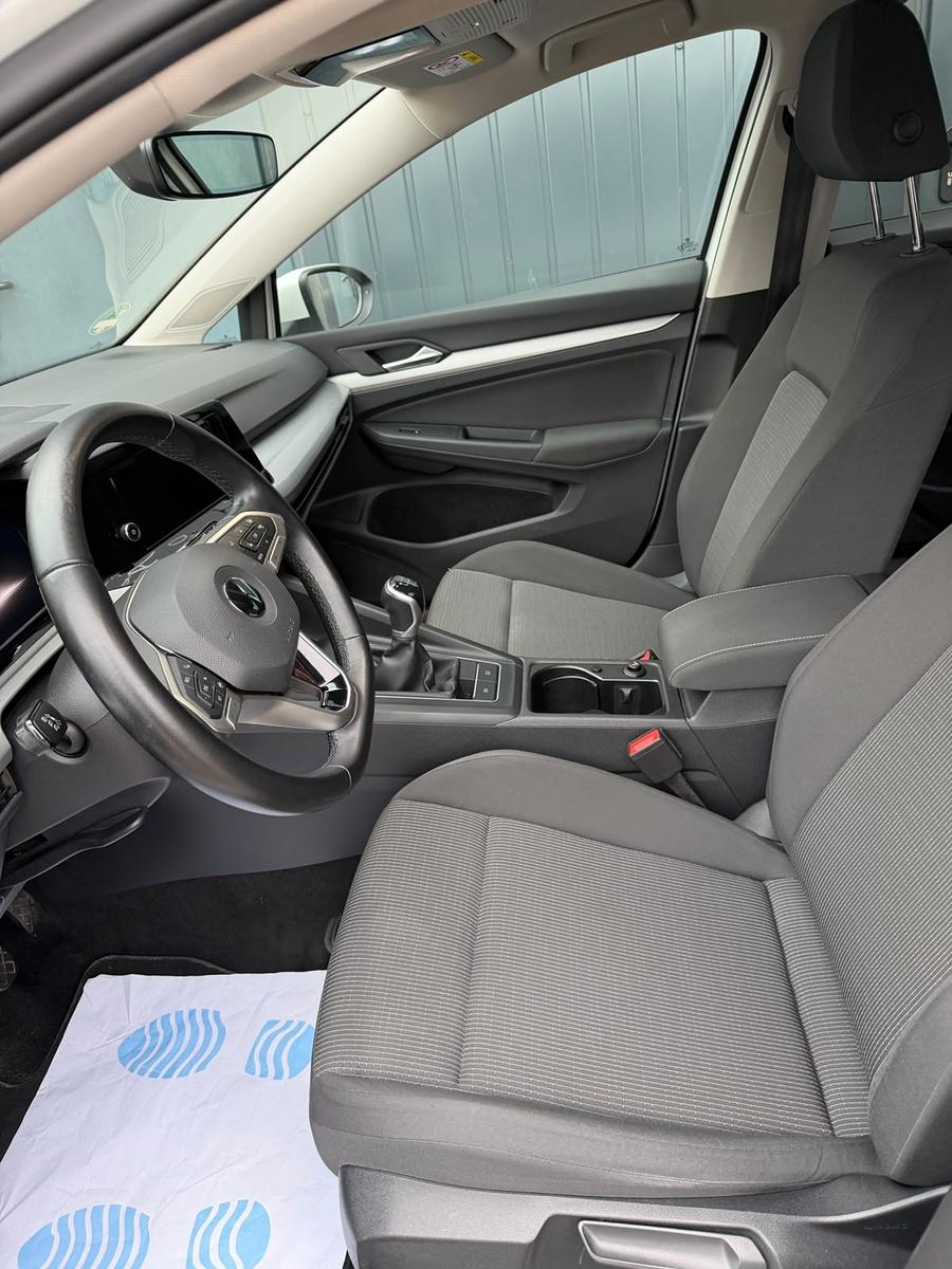 Volkswagen Golf VIII Variant*Tüv NEU*PDC*SHZ*LED*Allwetter*
