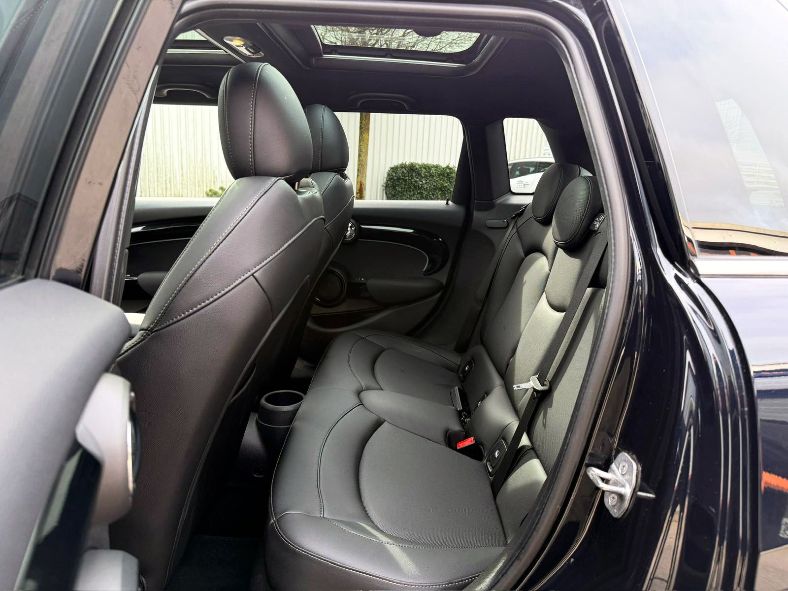 Fahrzeugabbildung MINI ONE 5-trg. Classic-Trim LED SHZ NAV PANO PDC BT