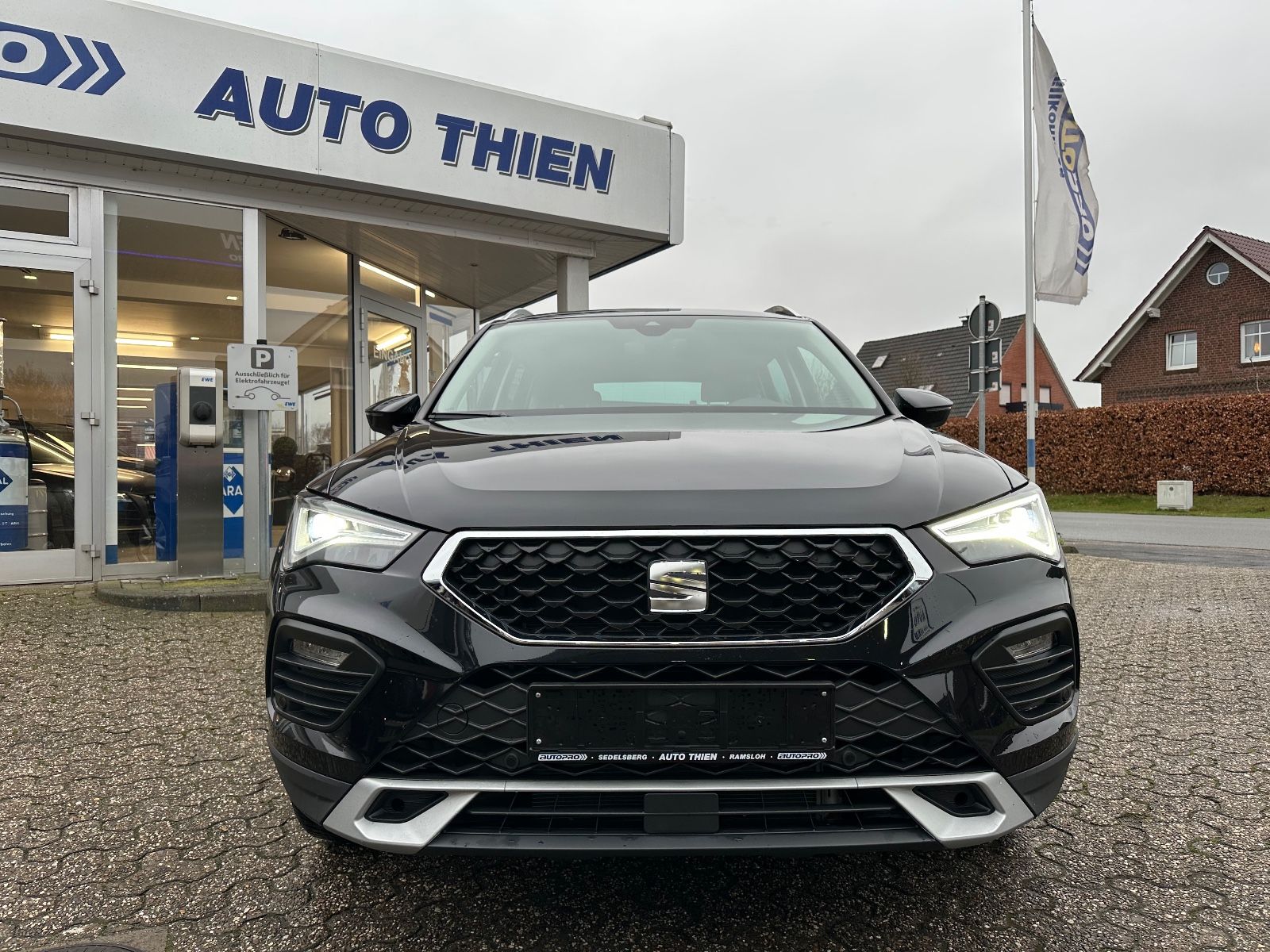 Fahrzeugabbildung SEAT Ateca 1.5 TSI Style DSG AHK/Navi/ACC/SHZG/LED
