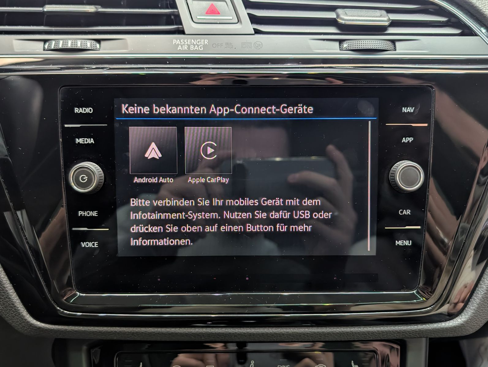 Fahrzeugabbildung Volkswagen Touran 2.0 DSG R-Line High. Pano 7-Si IQ.Dri AHK