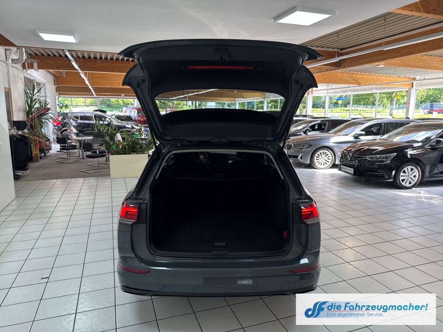 Fahrzeugabbildung Volkswagen Golf VIII Variant Life 2.0 TDI EU6d AHK-klappbar