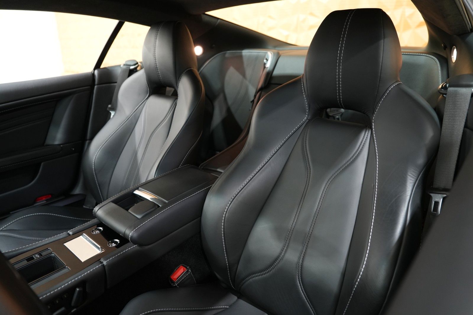 Fahrzeugabbildung Aston Martin DBS 6.0 Touchtronic V12 " Casino Royal " Carbon
