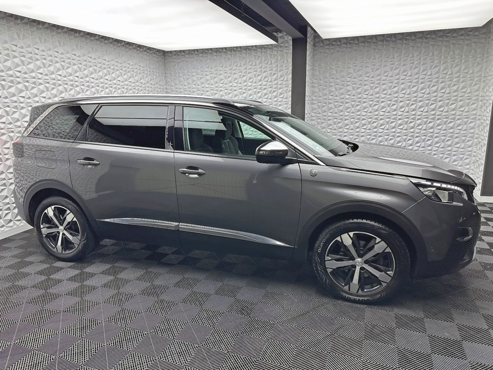 Fahrzeugabbildung Peugeot 5008 1.5 HDi/KEYL/R-CAM/7-SITZER/LED/MASSAGE/AHK