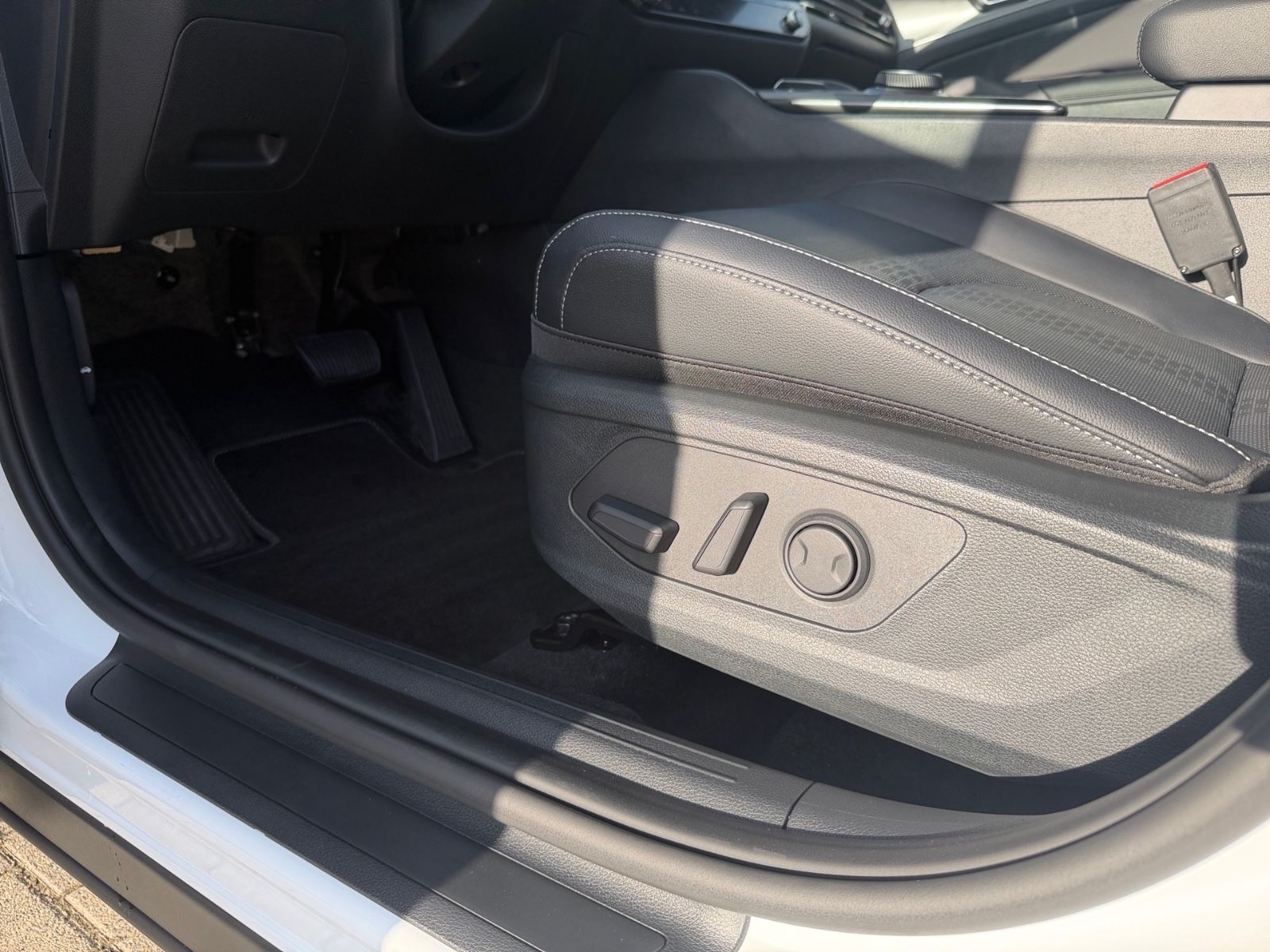 Fahrzeugabbildung Kia SPORTAGE 1.6T 2WD DCT BLACK ED SD DRIVE