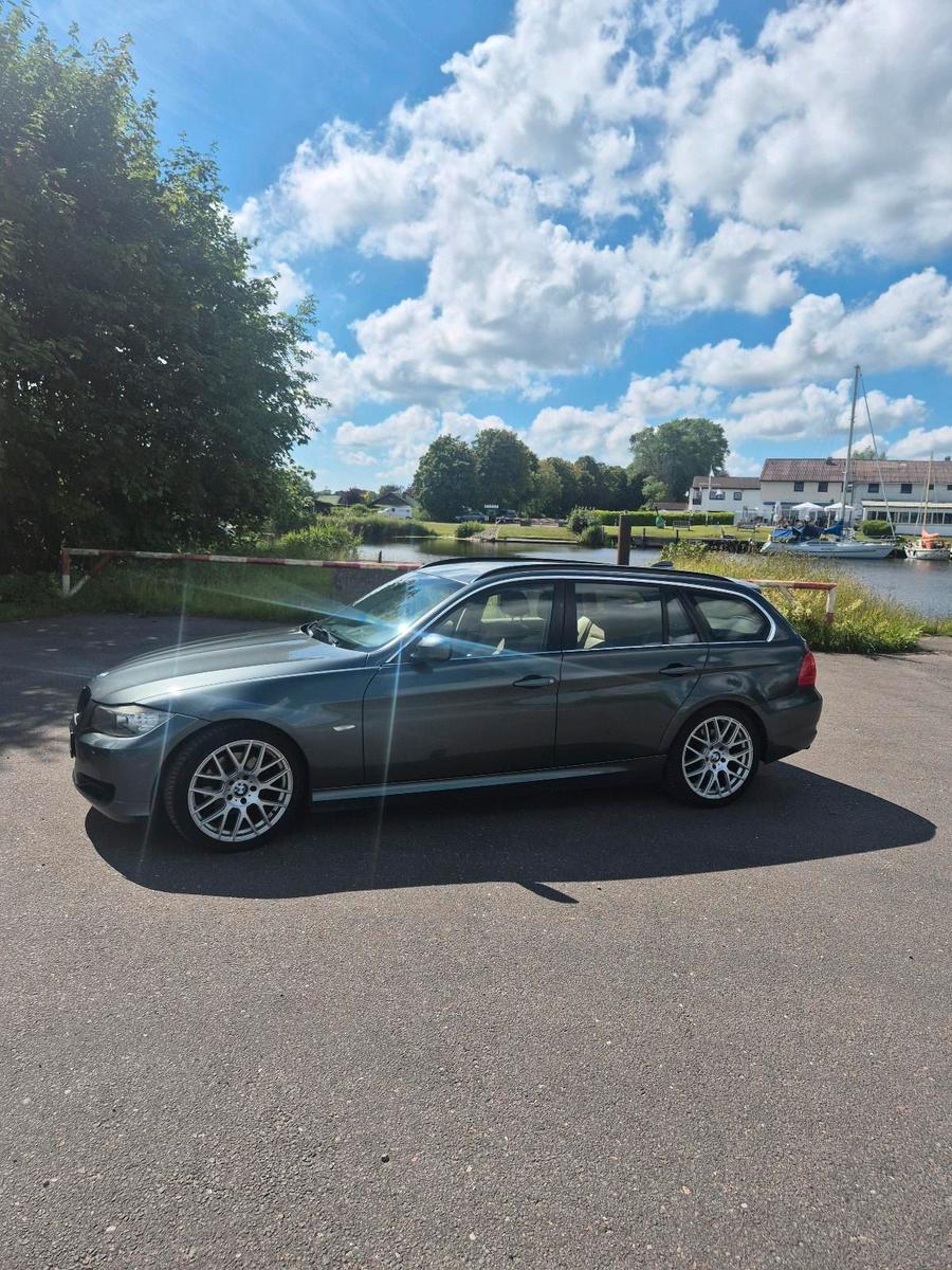 BMW 325 2011 — вигляд ззаду
