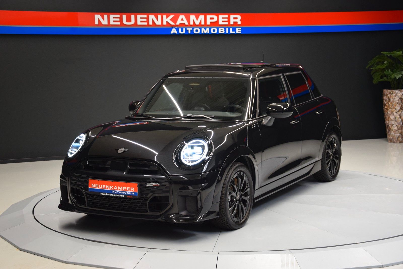 Fahrzeugabbildung MINI Cooper C John Cooper Works Trim M HuD Pano Leder