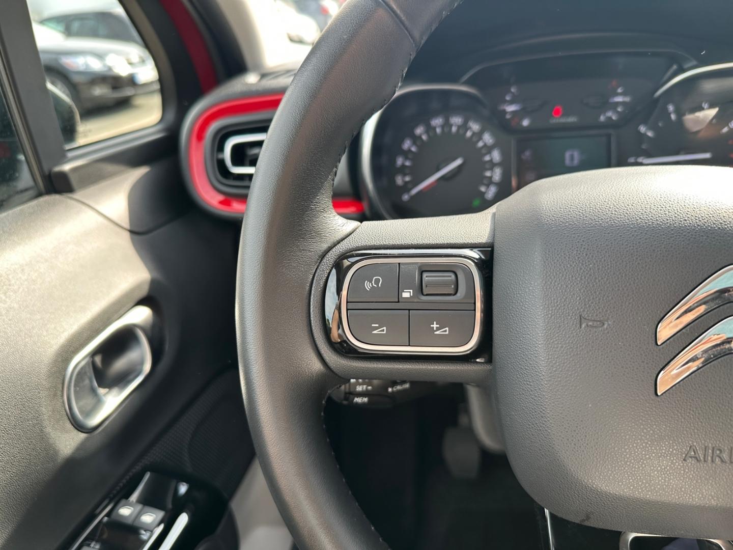 Citroën C3 1.2 PureTech Shine *Pano*CAM*SHZ*Navi*Keyless
