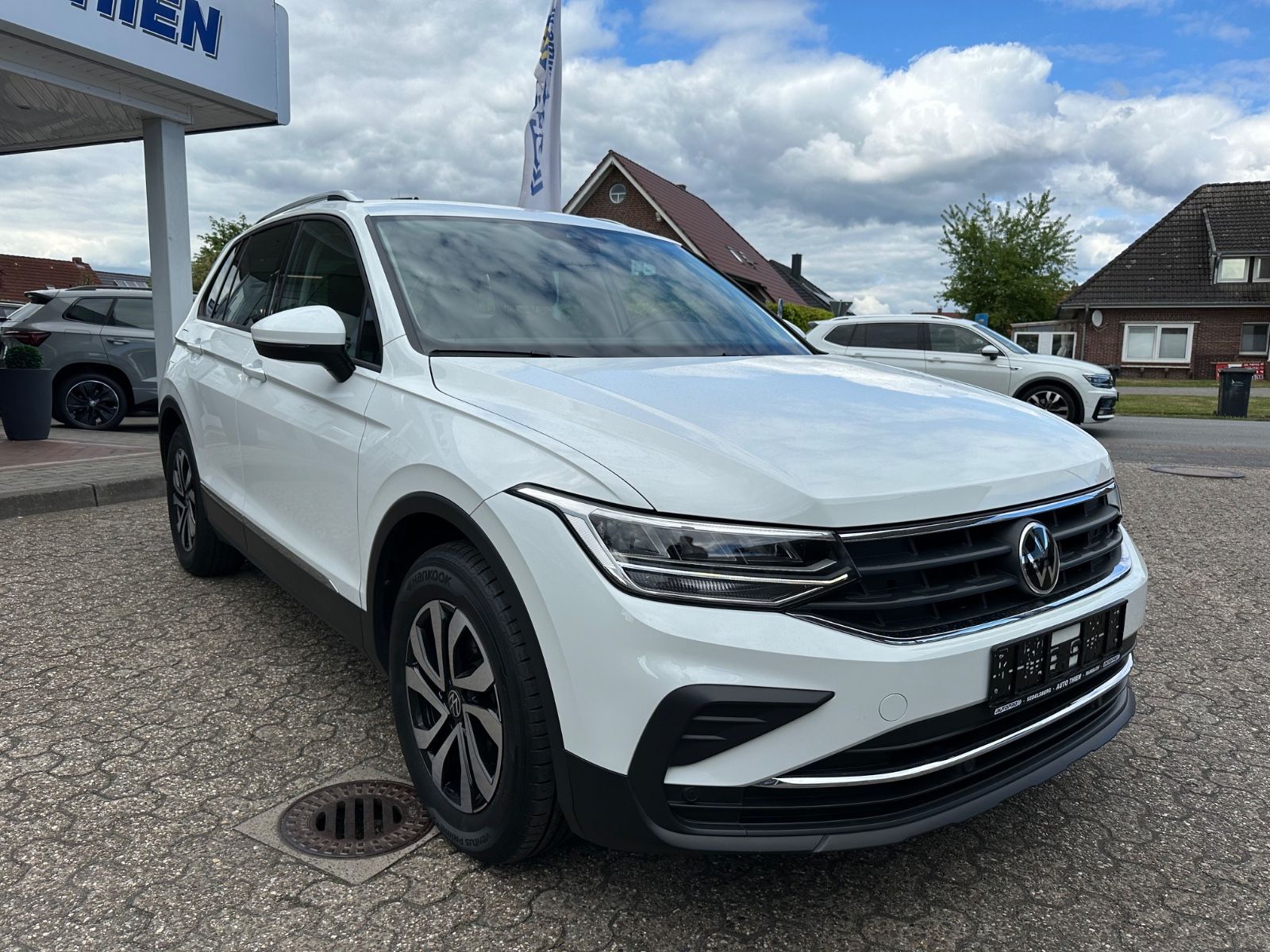 Fahrzeugabbildung Volkswagen Tiguan 2.0 TDI Active AHK/Navi/LED/SHZG/ACC