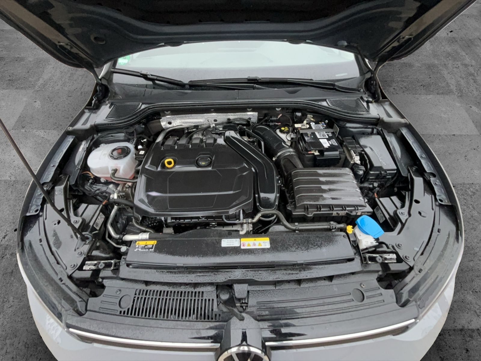 Fahrzeugabbildung Volkswagen Golf VIII Variant eTSI Active DSG LED ACC SHZ Na