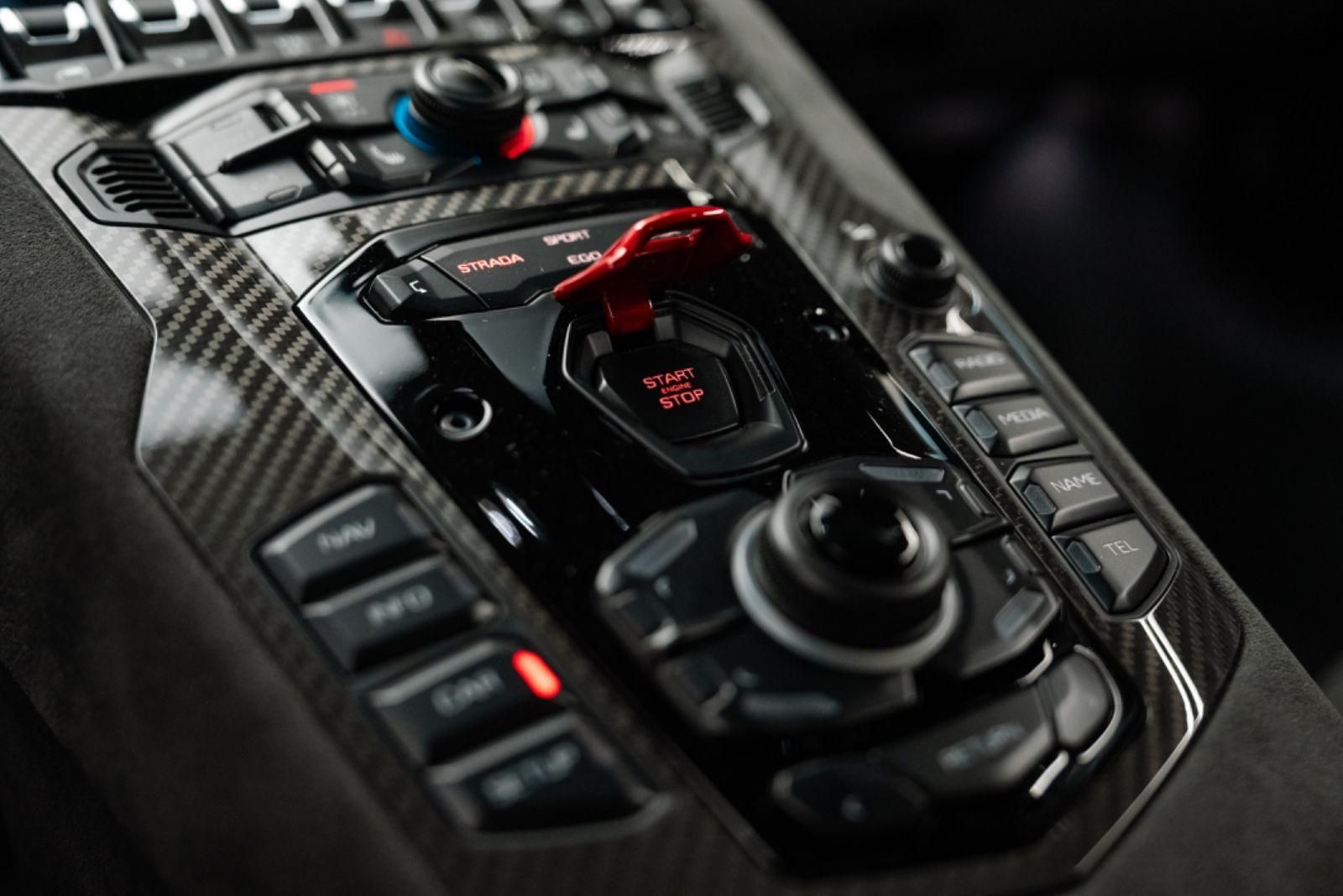 Fahrzeugabbildung Lamborghini Aventador Ultimae/KAMERA/CARBON/GARANTIE 05/27