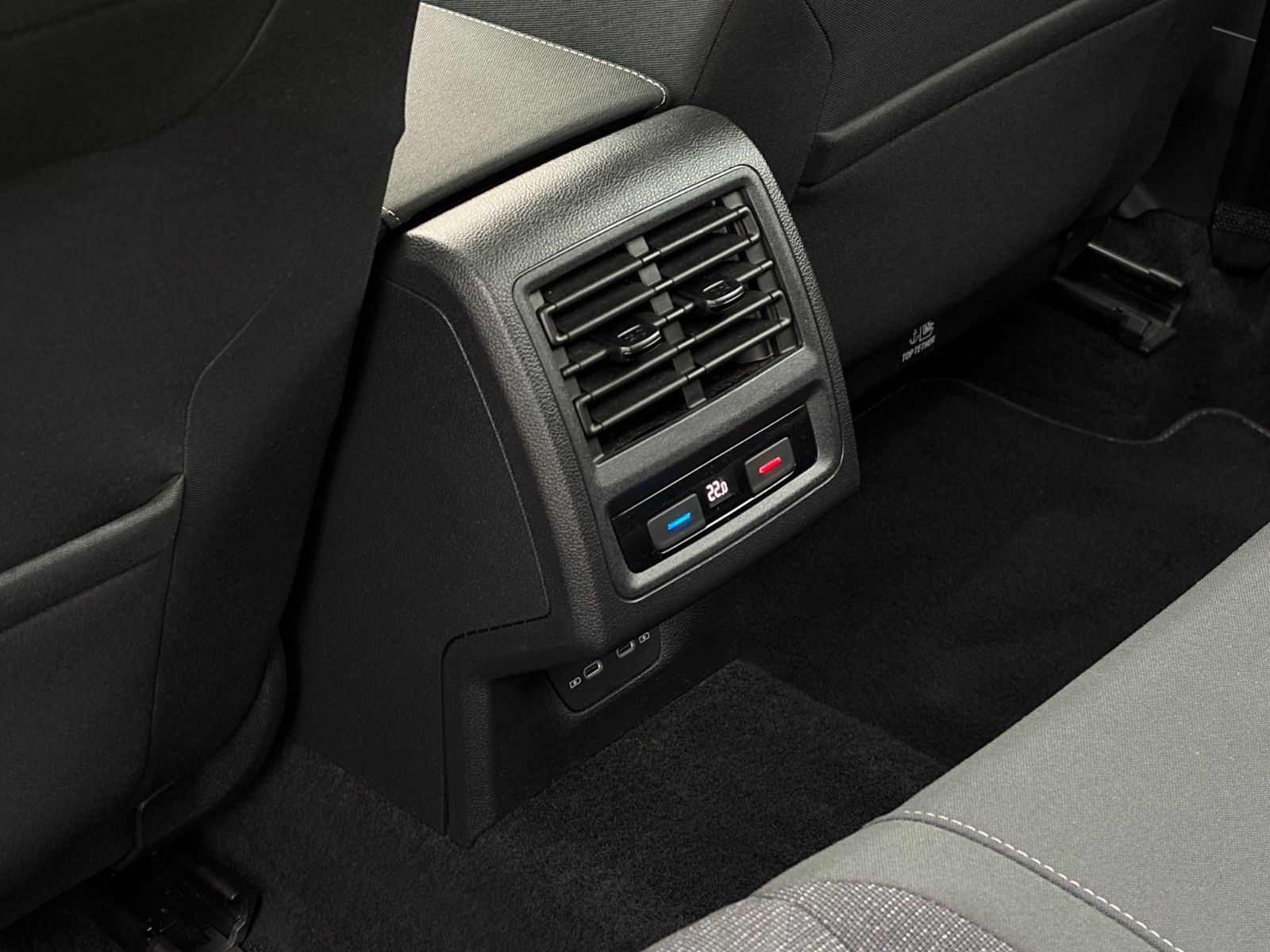 Fahrzeugabbildung Volkswagen Golf 1.5 TSI Life ACC LKAS PDC SHZ 3Z-Klima LED