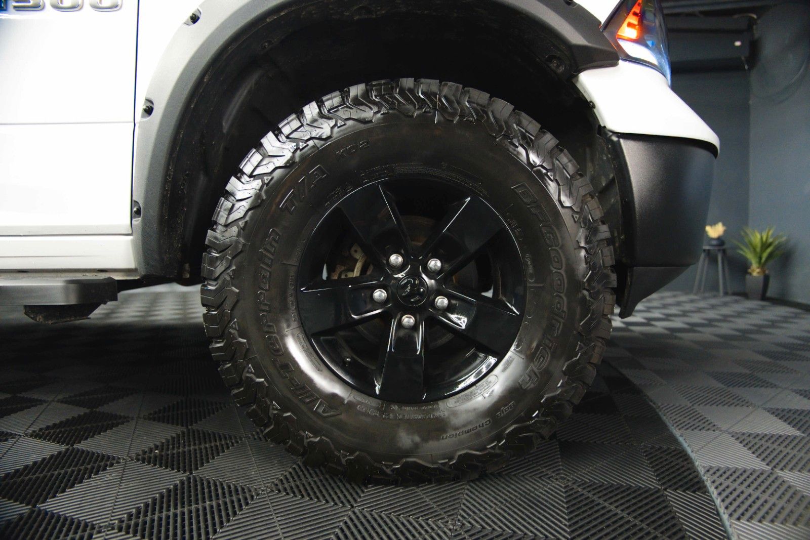 Fahrzeugabbildung Dodge RAM 5.7 V8 HEMI 4x4 OFFROAD Night-Paket LONGBED