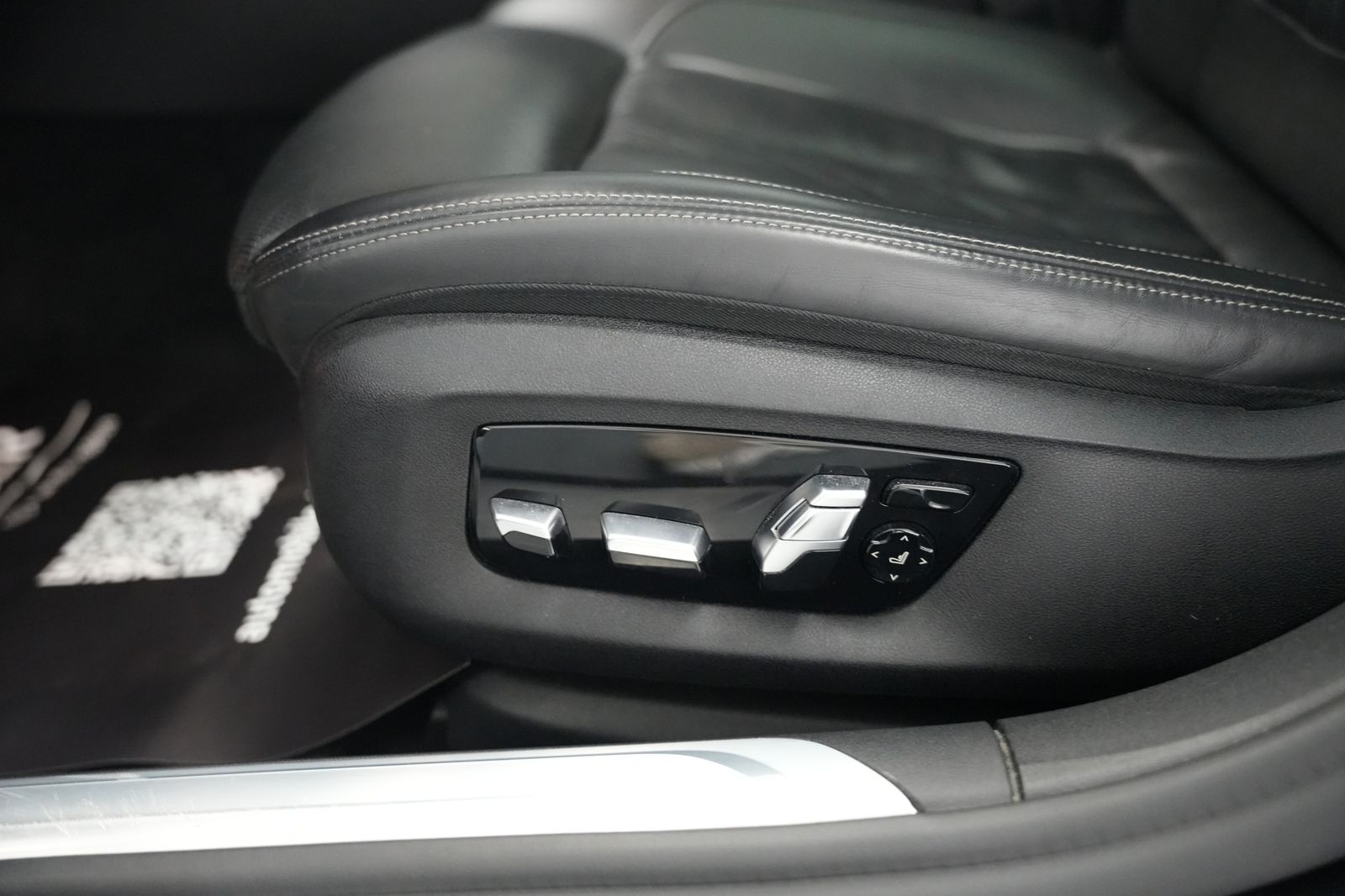 Fahrzeugabbildung BMW 750 750 xDrive*M-Paket*S-Dach*Bowers&Wilkins*HUD