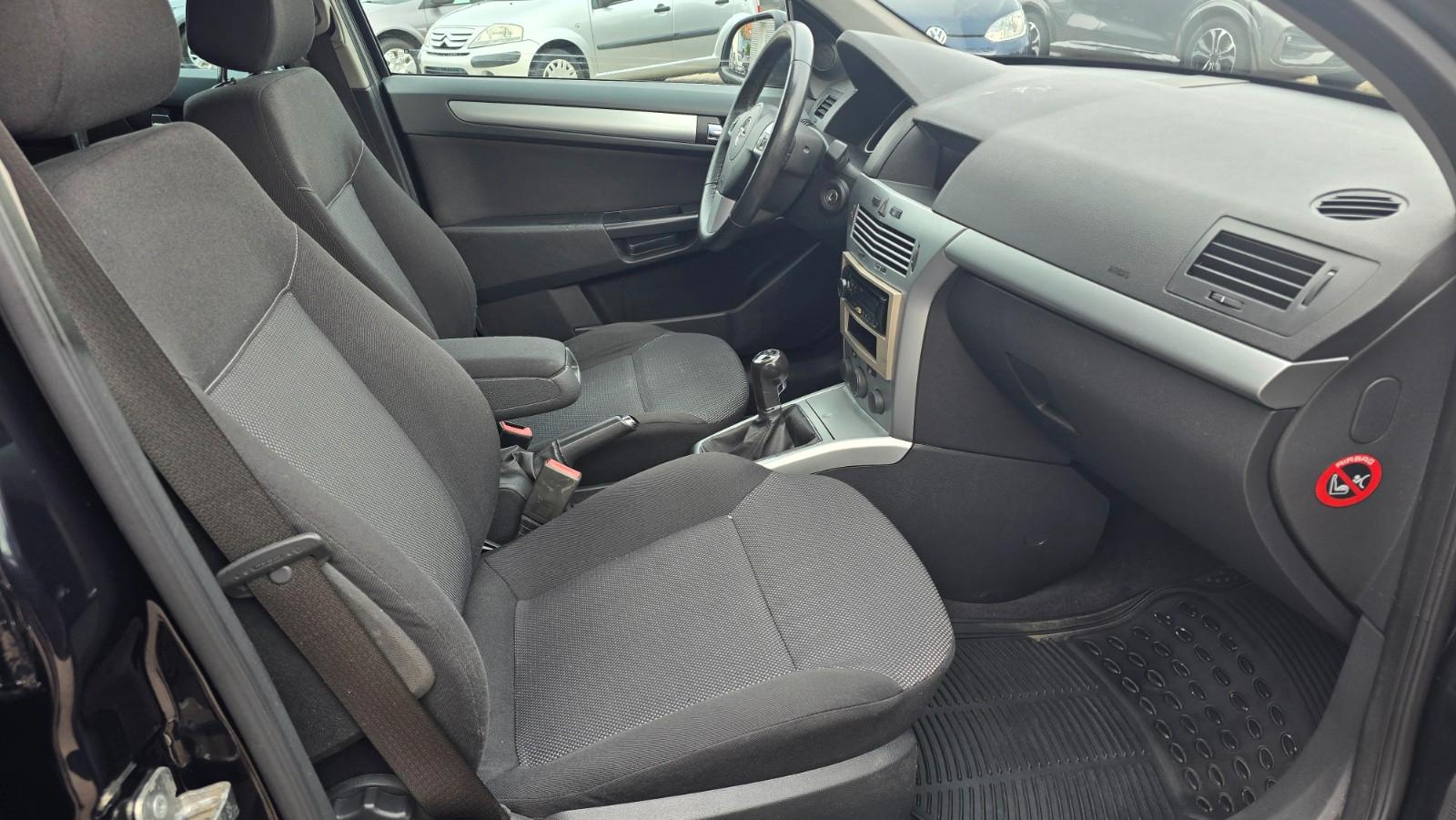 Opel Astra 2010 — photo 11