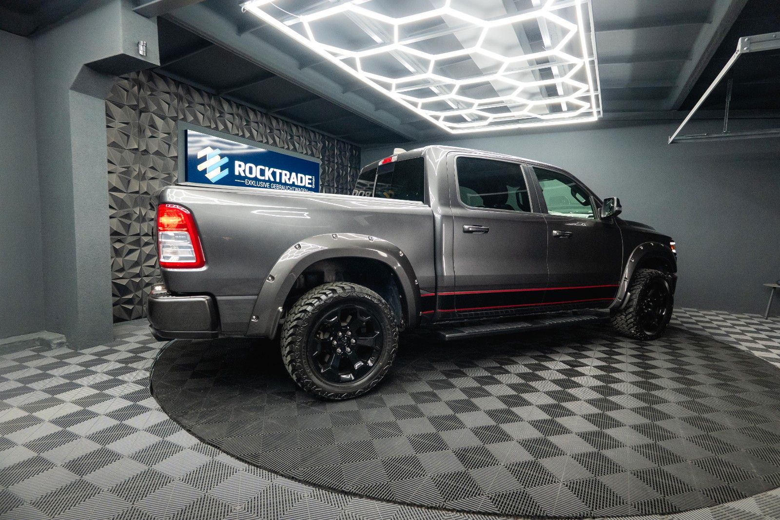 Fahrzeugabbildung Dodge RAM 5.7 V8 HEMI 4x4 OFFROAD Night-Paket *LED*19%