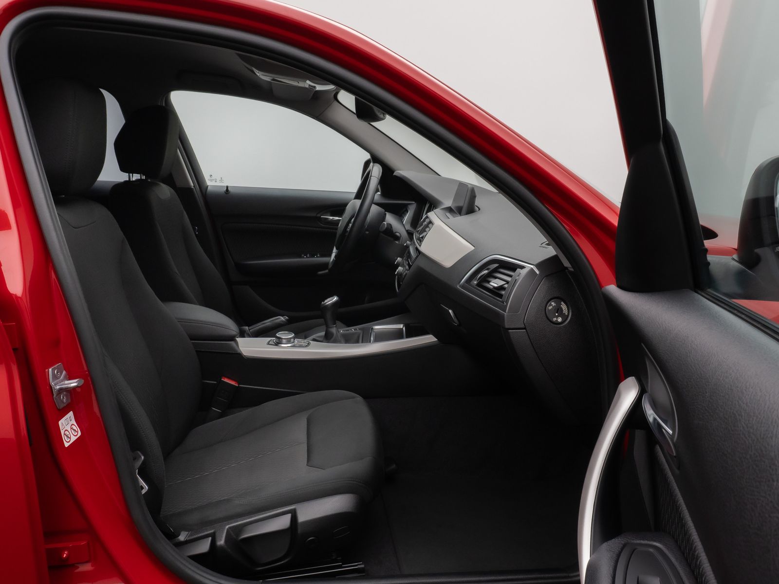 Fahrzeugabbildung BMW 118i Navi WLAN PDC Lordos LED Geschwindigkeitsr
